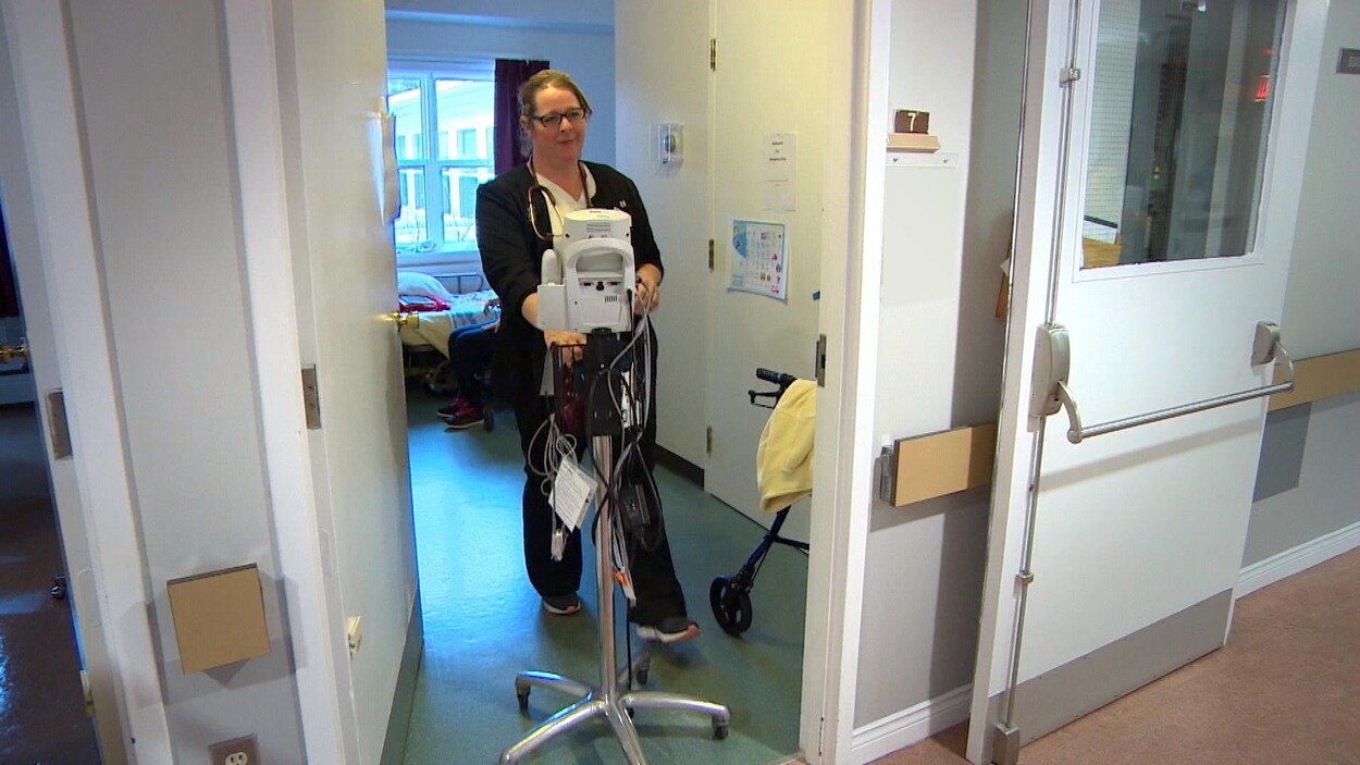 L'infirmière Charmaine Boudreau en avait assez de faire des heures supplémentaires. Elle a décidé de s'engager dans un comité de recrutement pour attirer de nouveaux professionnels de santé dans sa région.