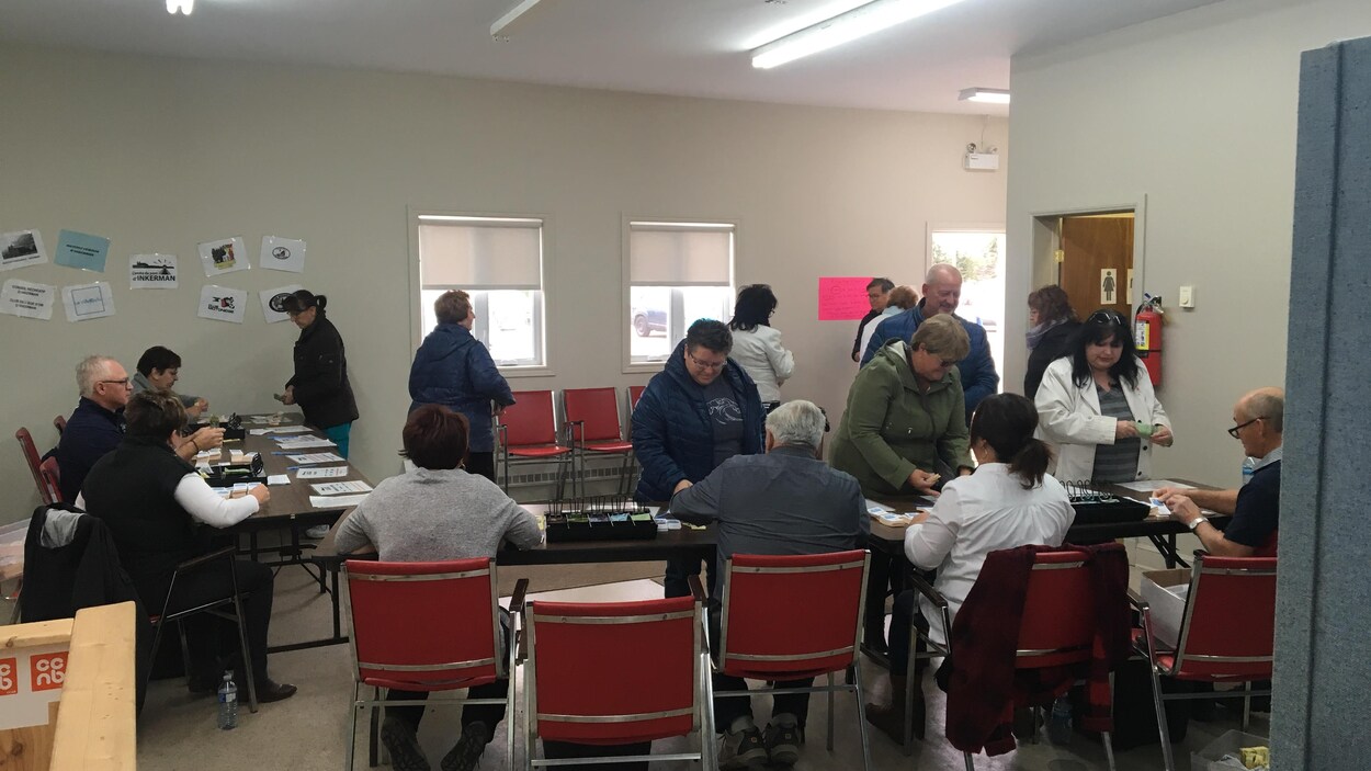 De nombreuses personnes se rendent au centre communautaire d'Inkerman pour acheter des billets