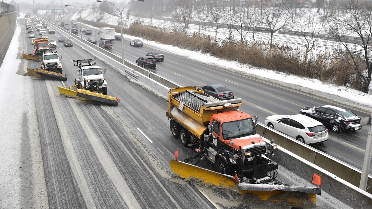 Des chasse-neige déblaient l’autoroute.
