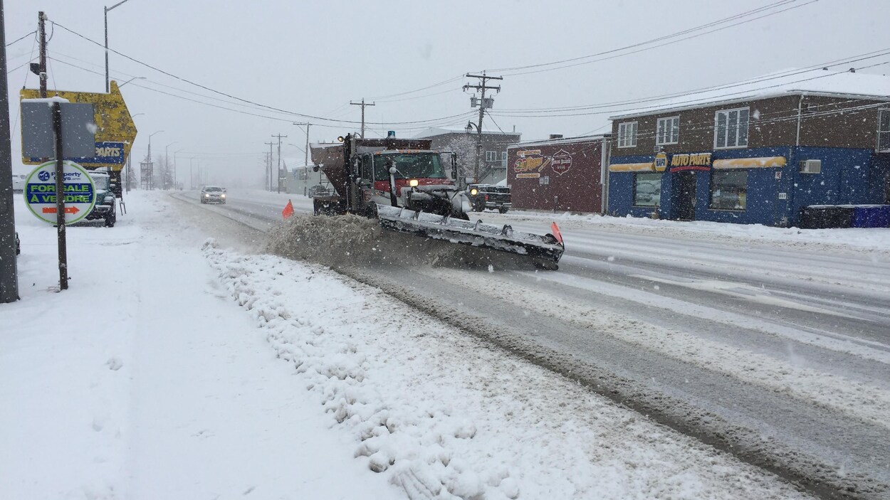 Un chasse-neige à Hearst, dans le Nord de l'Ontario