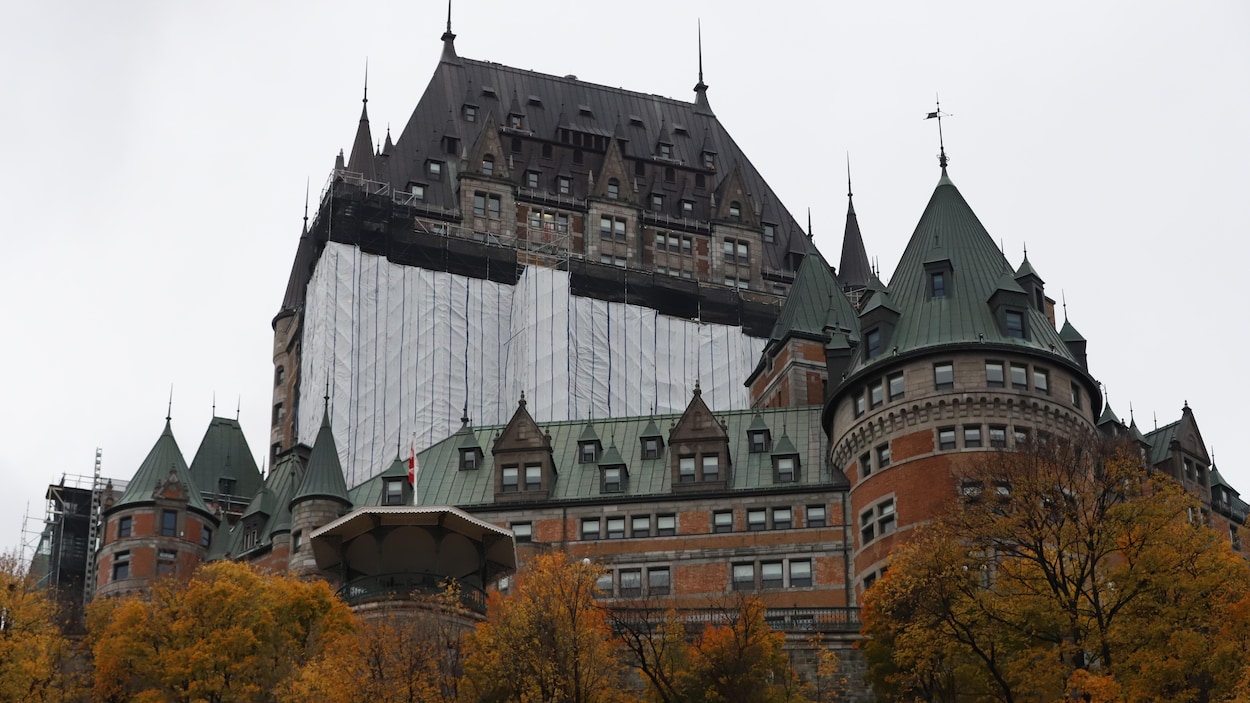 Une Toile Géante Sur Le Château Frontenac Durant Des Travaux | Radio ...