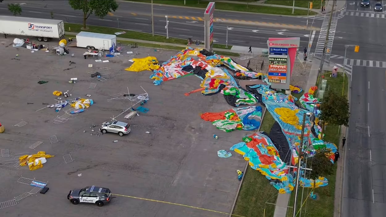 Un château gonflable renversé par le vent à Toronto : deux blessés