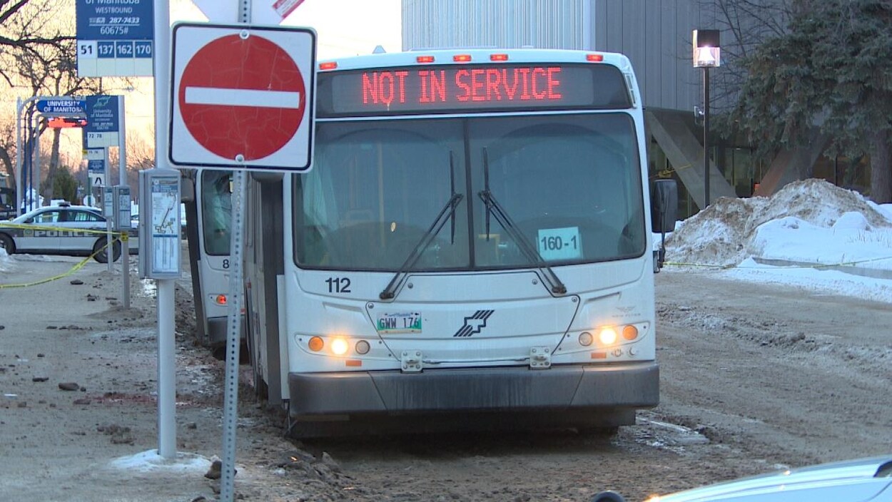 Une autobus de la Winnipeg Transit et une tache de sang au sol