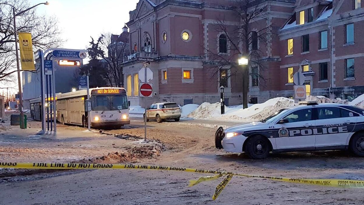 ruban jaune de la police entoure un autobus de la Winnipeg Transit