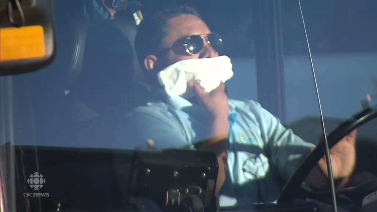 Un chauffeur de la STM a klaxonné en se masquant le visage pour soutenir des manifestants qui dénonçaient vendredi la neutralité religieuse imposée aux employés du secteur public. Un chauffeur de la STM a klaxonné en se masquant le visage pour soutenir des manifestants qui dénonçaient vendredi la neutralité religieuse imposée aux employés du secteur public.