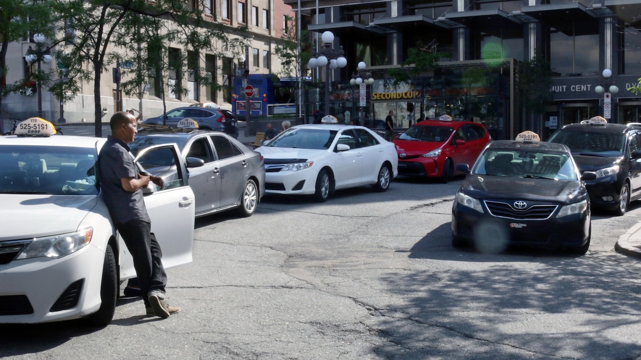 Des chauffeurs de taxi à Québec, à place d'Youville