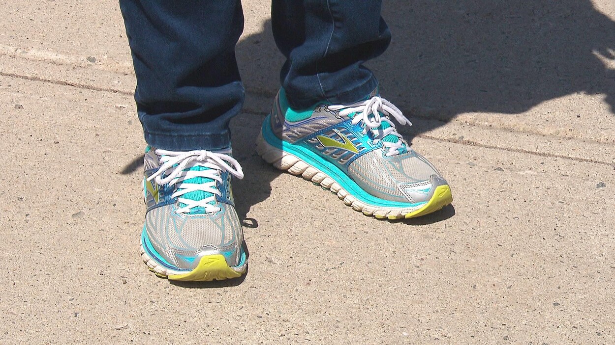 Chaussures de marche sur un trottoir.