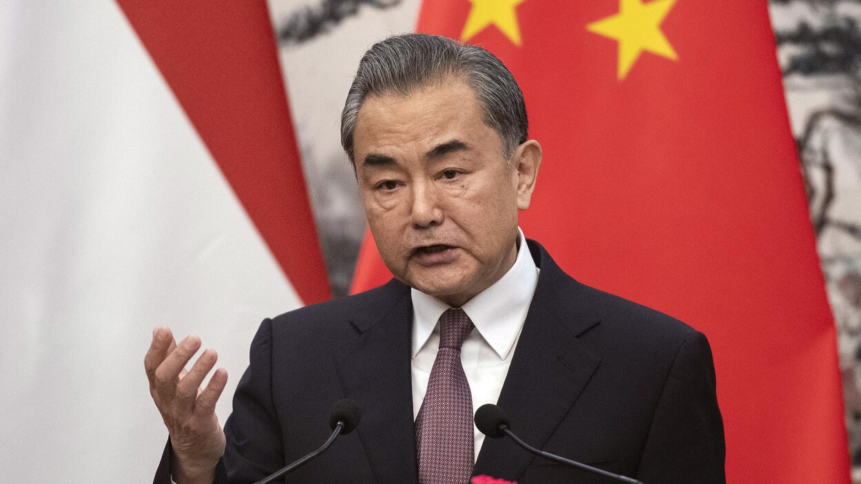 Le chef de la diplomatie chinoise, le conseiller d'État Wang Yi, prononce un discours.