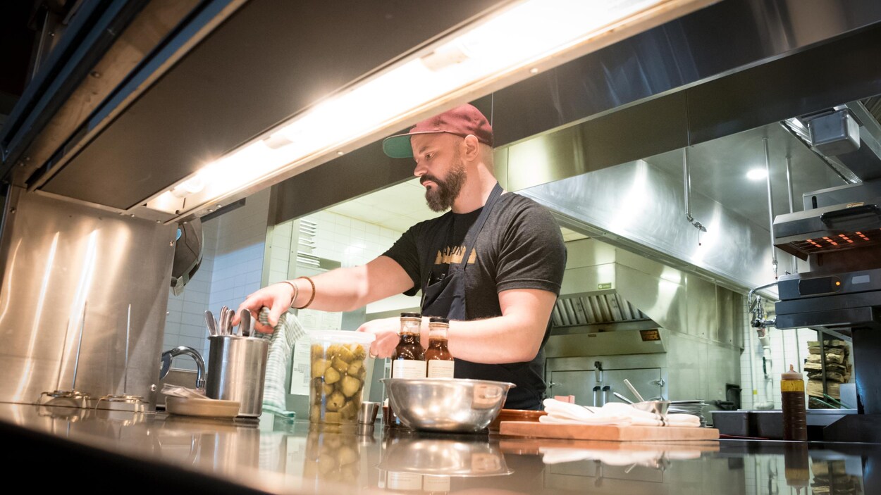 Un homme barbu avec une casquette