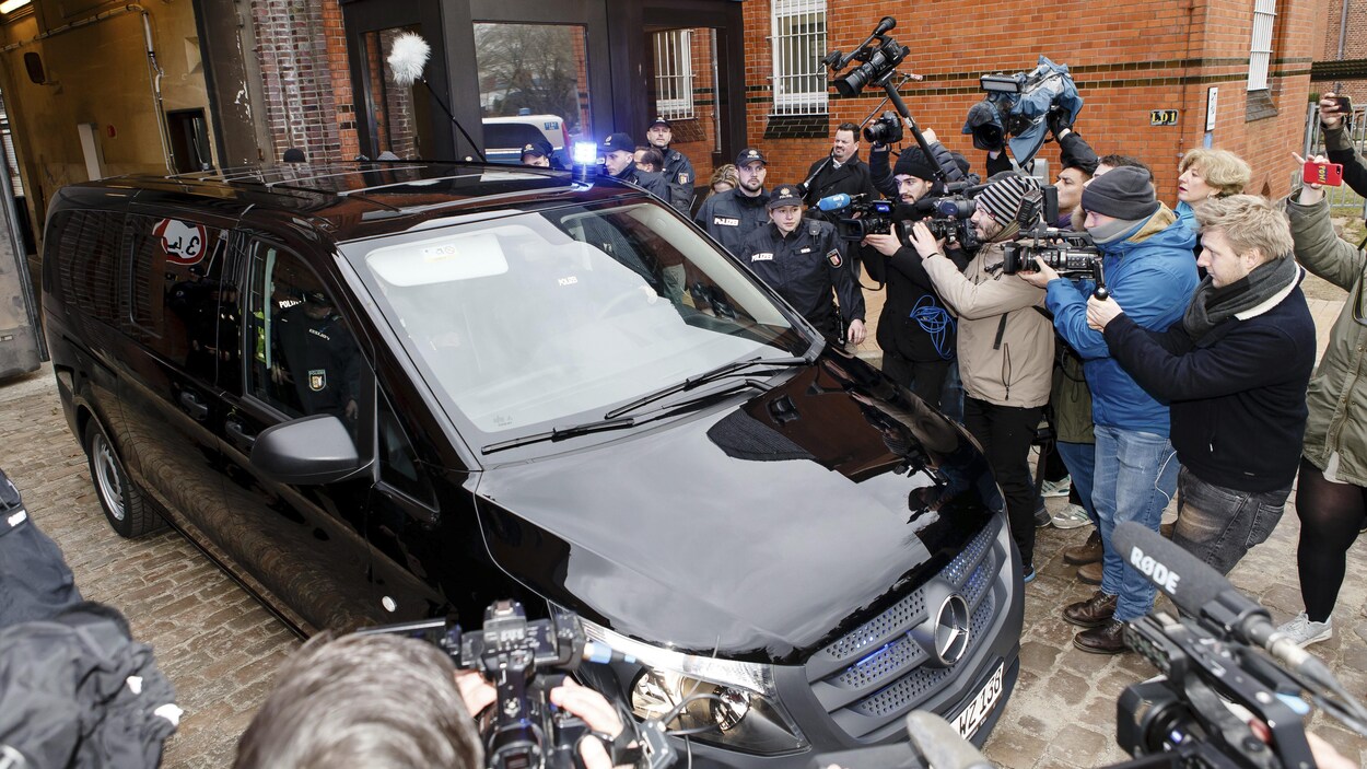 Le chef indépendantiste catalan, Carles Puigdemont, quitte la prison de Neumuenster à bord d'une fourgonnette pour se rendre au tribunal.