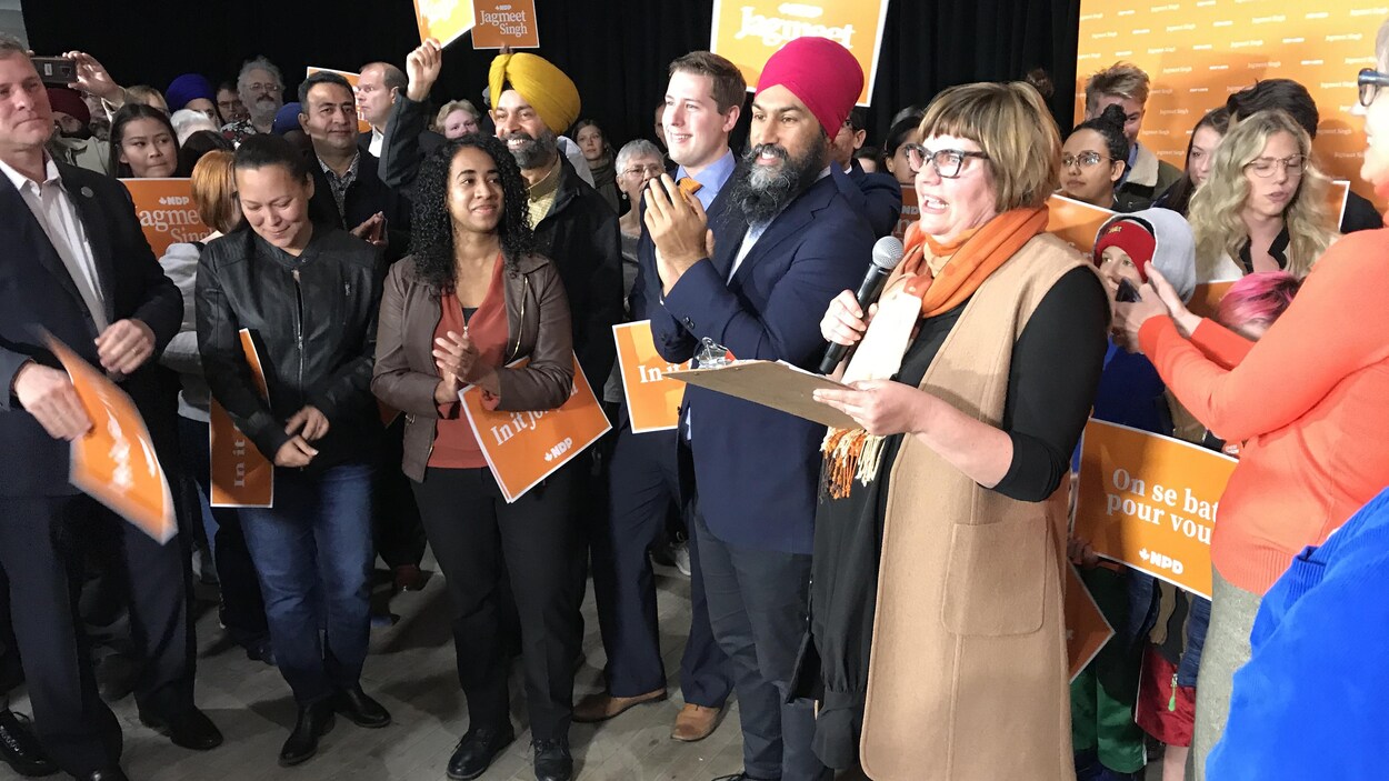 Le chef du NPD avec des candidats et des partisans du NPD.
