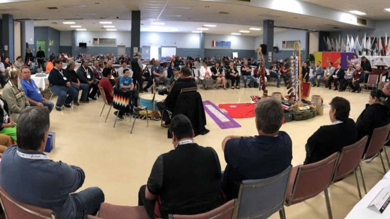 Un groupe de personnes membres de communautés autochtones assis en cercle.