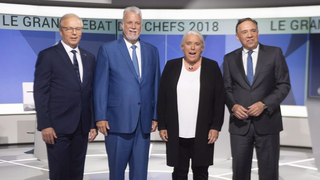 Les quatre chefs des principaux partis prennent la pose sur le plateau du débat des chefs.