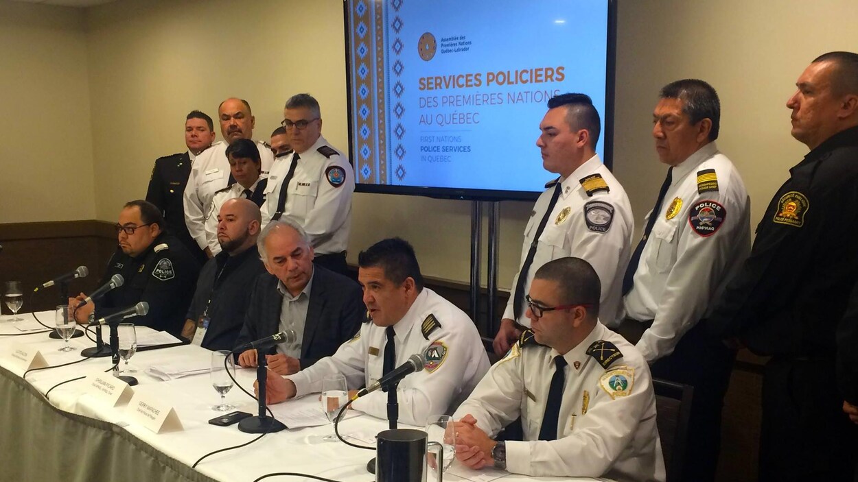 Plusieurs représentants de corps policiers autochtones ont tenu une conférence de presse hier