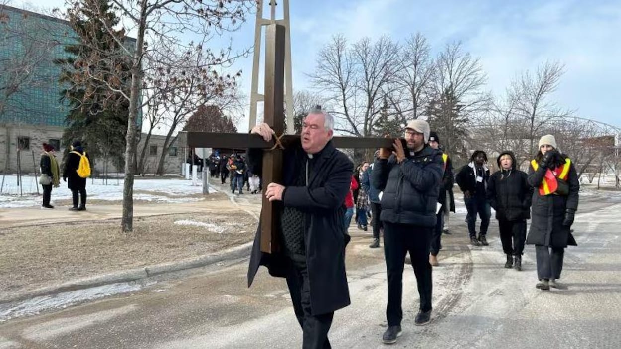 Première Marche du Chemin de croix sur un campus manitobain lors du ...