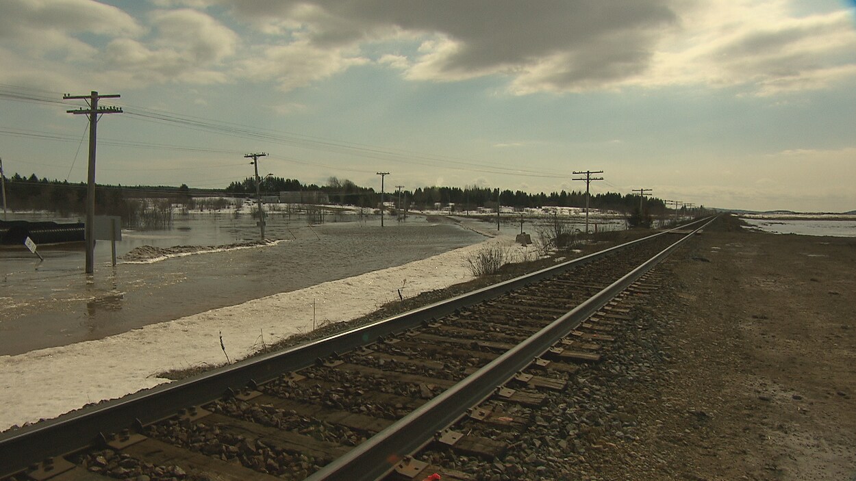 Un tronçon de la route provinciale 106 inondée, plus tôt cette année, à côté du chemin de fer qui traverse l'isthme de Chignecto. Un tronçon de la route provinciale 106 inondée, plus tôt cette année, à côté du chemin de fer qui traverse l'isthme de Chignecto.