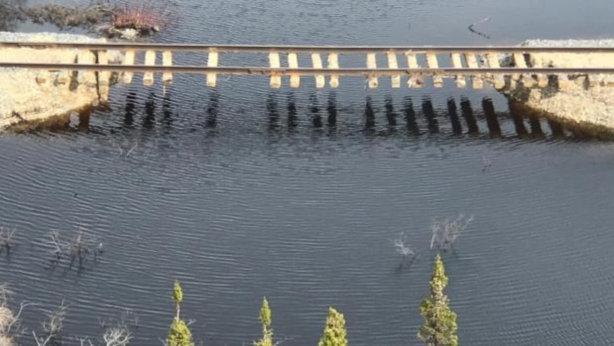 Un pont de chemin de fer partiellement détruit dans le nord du Manitoba. Un pont de chemin de fer partiellement détruit dans le nord du Manitoba.