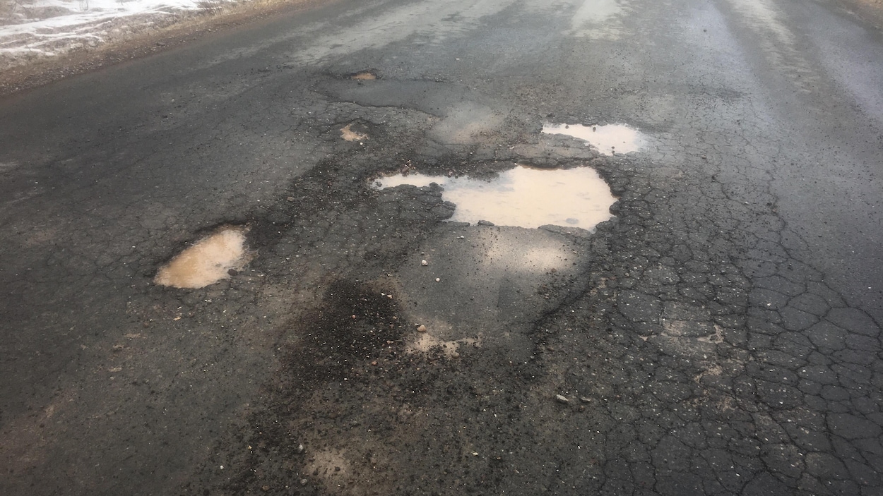 Des nids de poule dans le chemin Downing, à Anse-Bleue, N.-B.