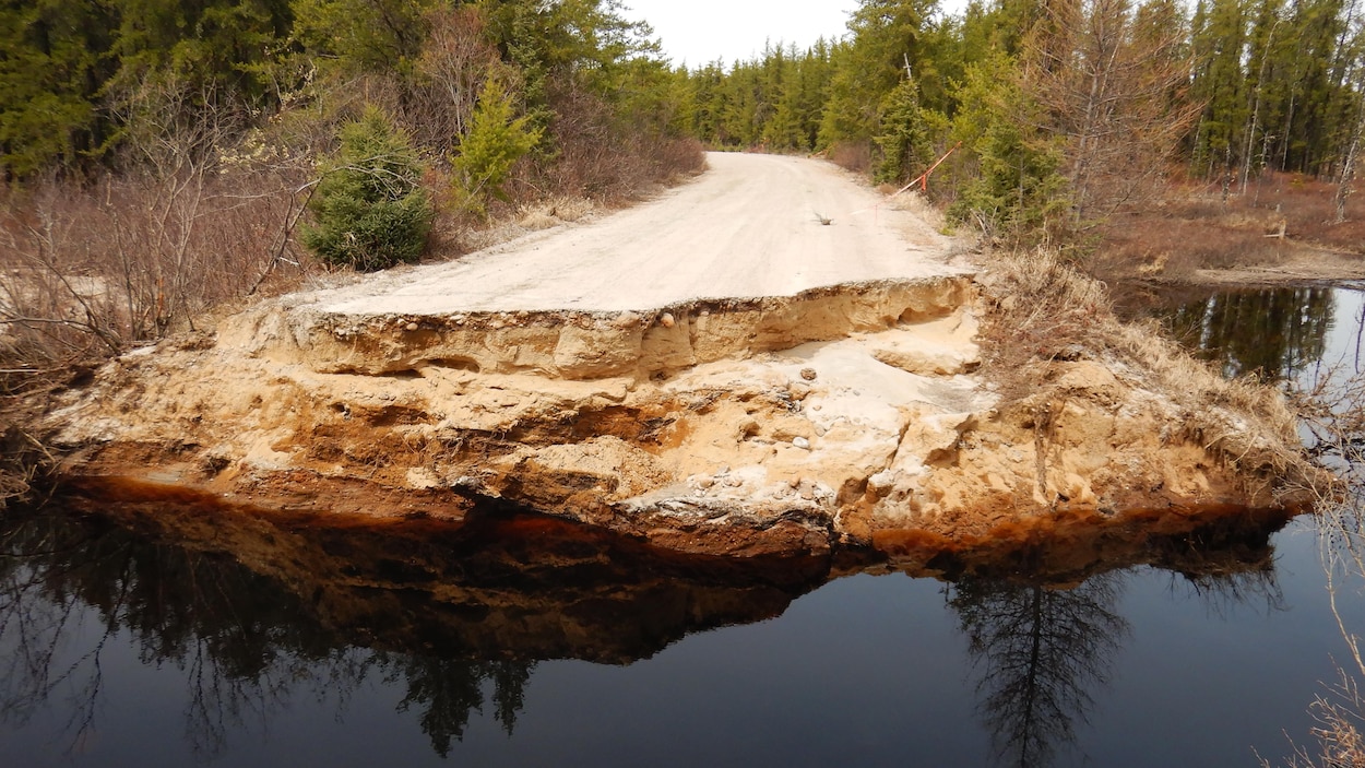 Un chemin forestier a été scindé en deux par la crue printanière.