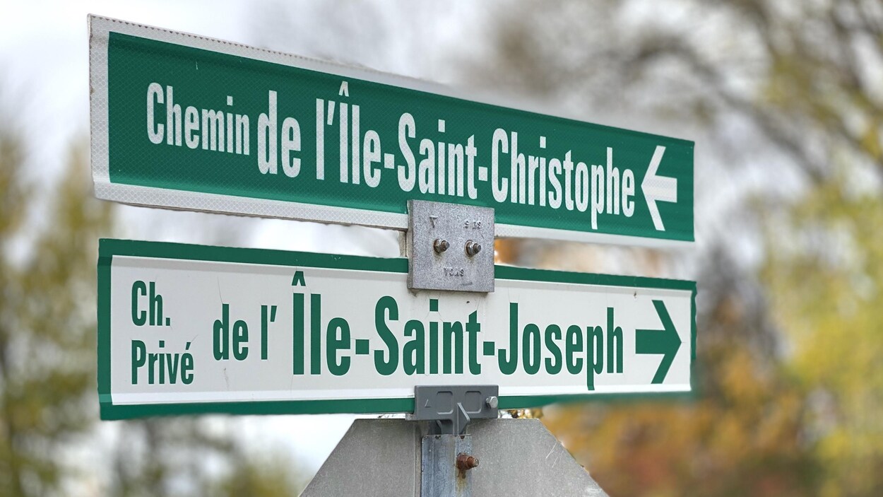 Pancarte routière annonçant le chemin de l'Île-Saint-Christophe