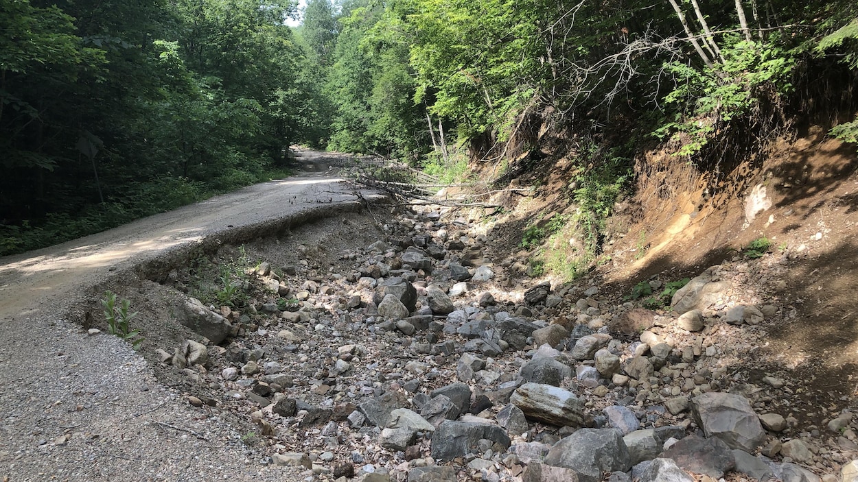 Le chemin Paugan, en Outaouais, est presque entière affaissé à certains endroits.