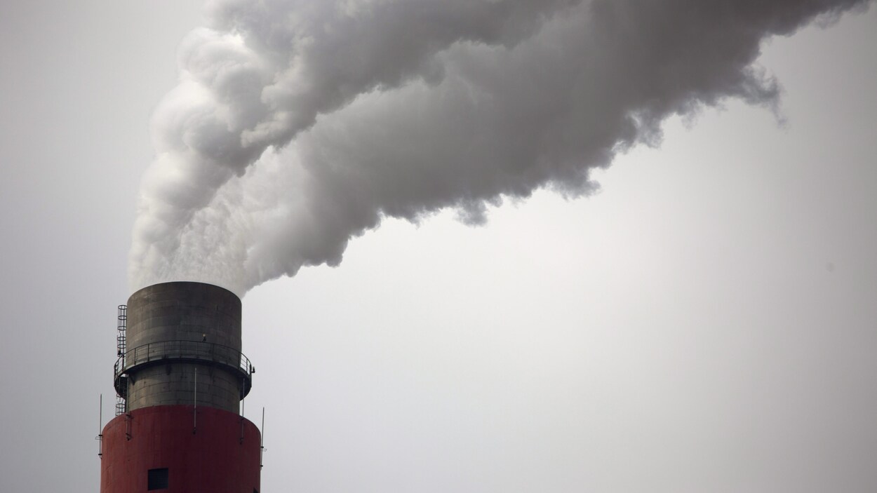 Photo des émissions polluantes sortant d'une cheminée d'usine