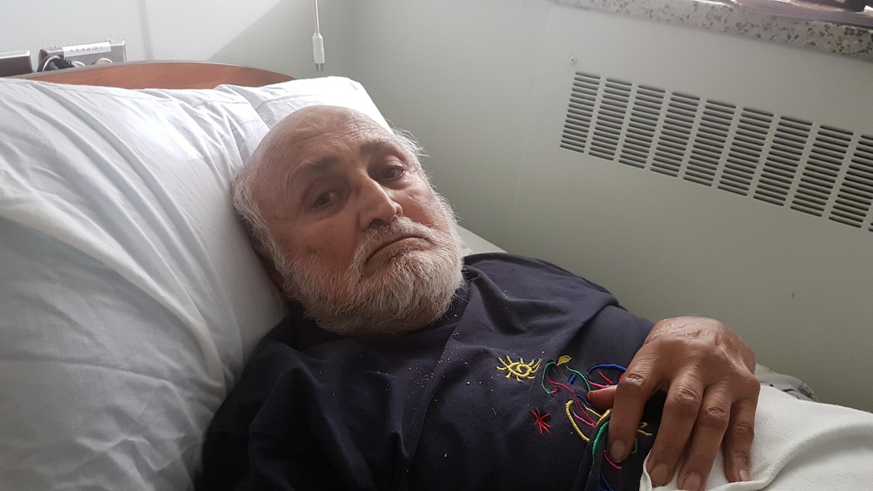 Cheppudira Gopalkrishna, 88 ans, photographié sur son lit d'hôpital au Centre de santé Misericordia. Cheppudira Gopalkrishna, 88 ans, photographié sur son lit d'hôpital au Centre de santé Misericordia.