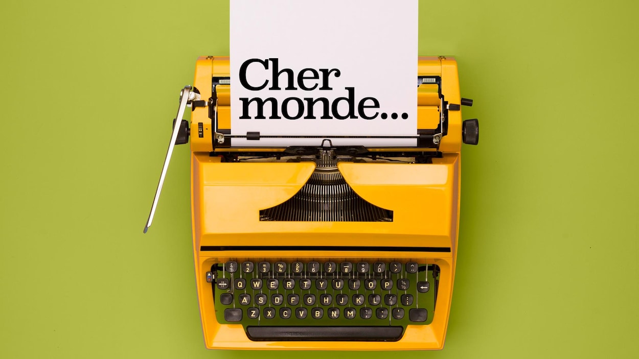 Image titre de la série Cher monde, sur laquelle on voit le titre tapé sur une une feuille dans une machine à écrire.