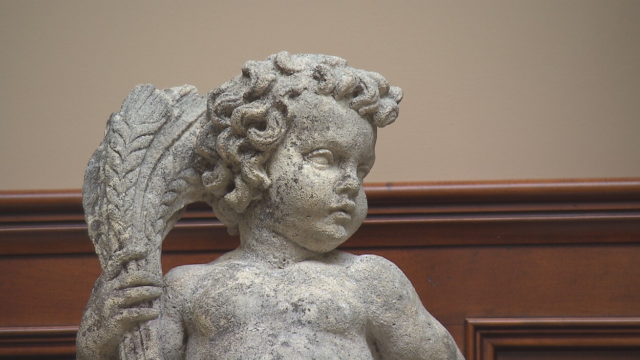 L'un des quatre chérubins à l'hôtel de ville de Granby