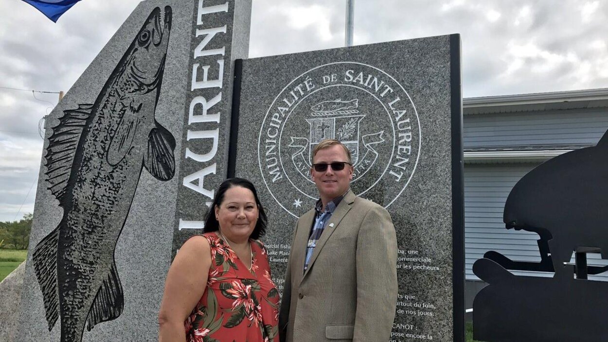Le député de la région d'Entre-les-lacs, Derek Johnson et la préfète de la municipalité de Saint-Laurent, Cheryl Smith.