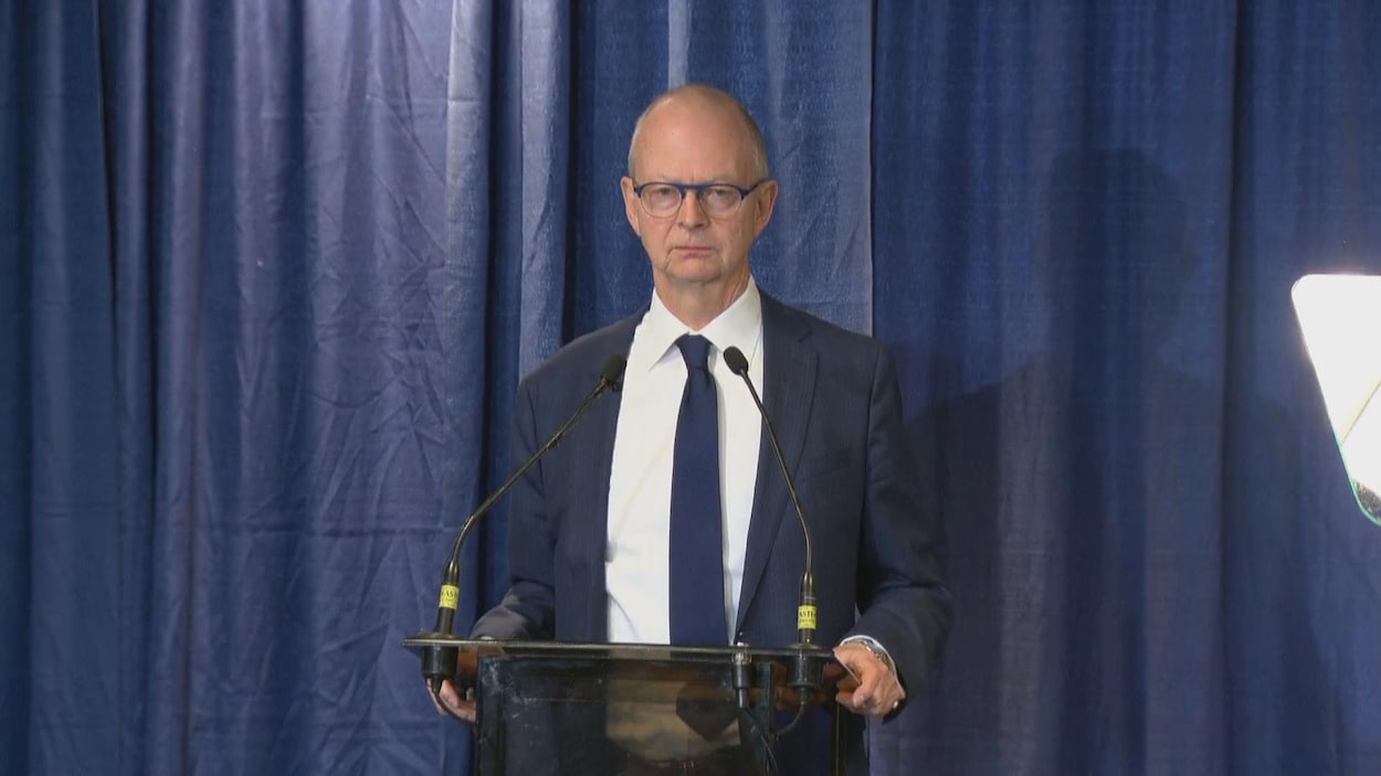 Ches Crosbie, mécontent au micro, lors de son discours à la suite des résultats des élections à Terre-Neuve-et-Labrador.