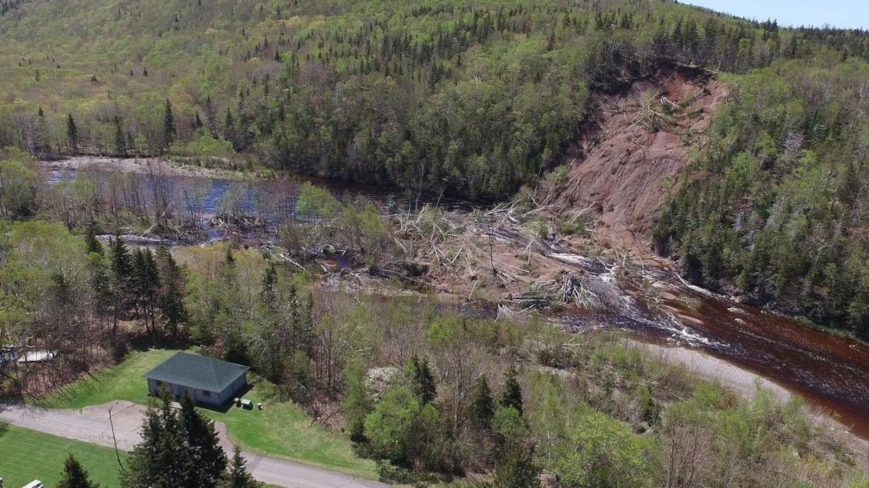 Personne n'a été blessé dans ce glissement de terrain, qui s'est produit près de l'entrée du Parc national des Hautes-Terres-du-Cap-Breton, à Chéticamp. Personne n'a été blessé dans ce glissement de terrain, qui s'est produit près de l'entrée du Parc national des Hautes-Terres-du-Cap-Breton, à Chéticamp.