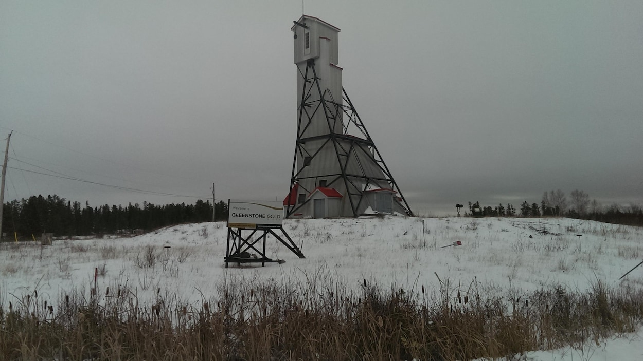 Un chevalement de mine sur l'emplacement de la future mine de Greestone Gold.