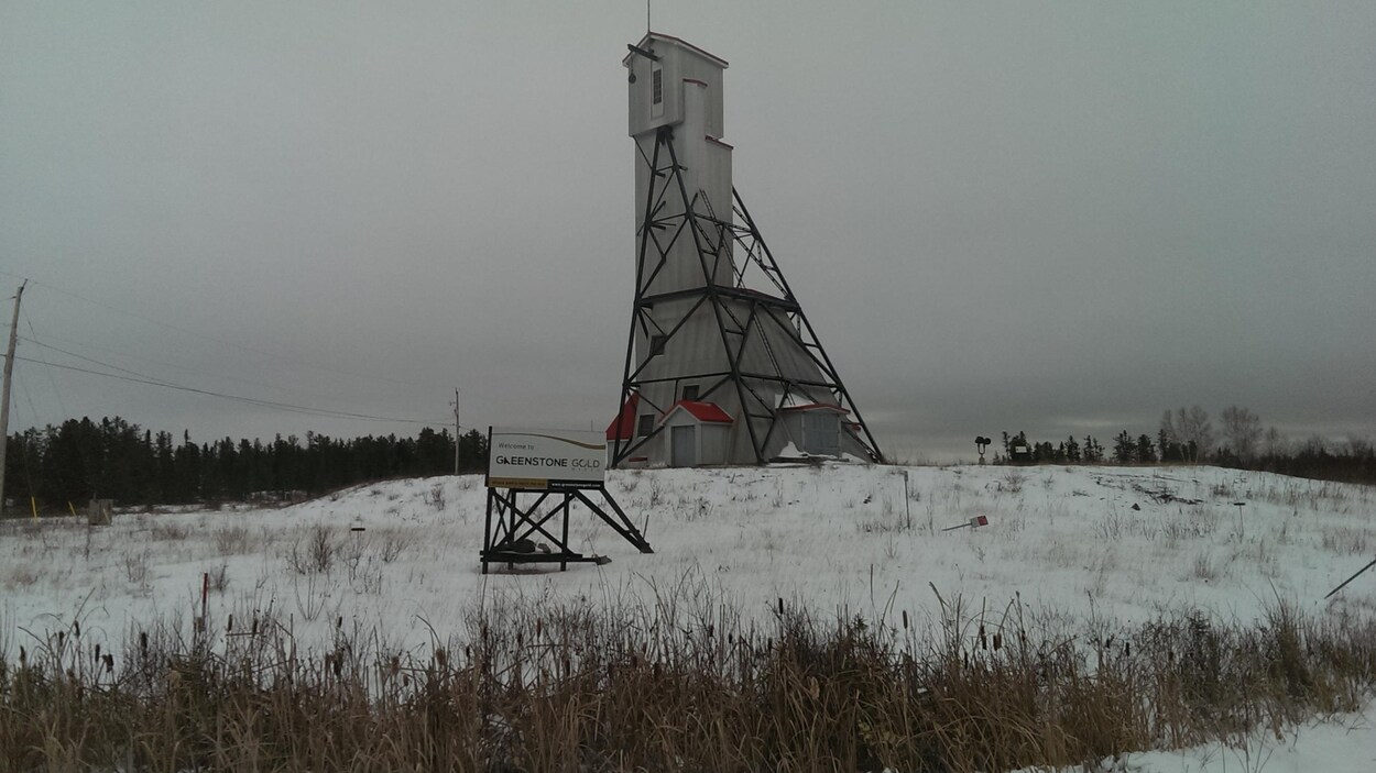 Un chevalement de mine sur le site de la future mine de Greestone Gold.