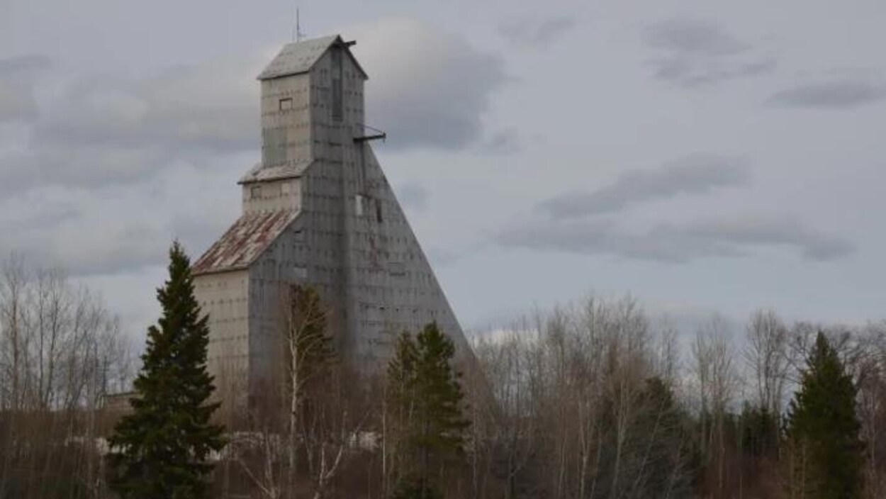 Un chevalement de mine entouré d'arbres