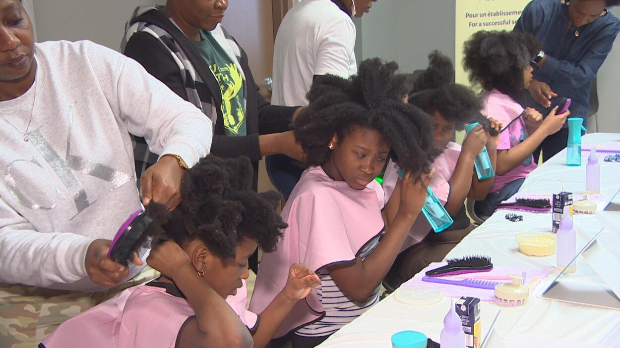 Des jeunes filles sensibilisées aux cheveux afros