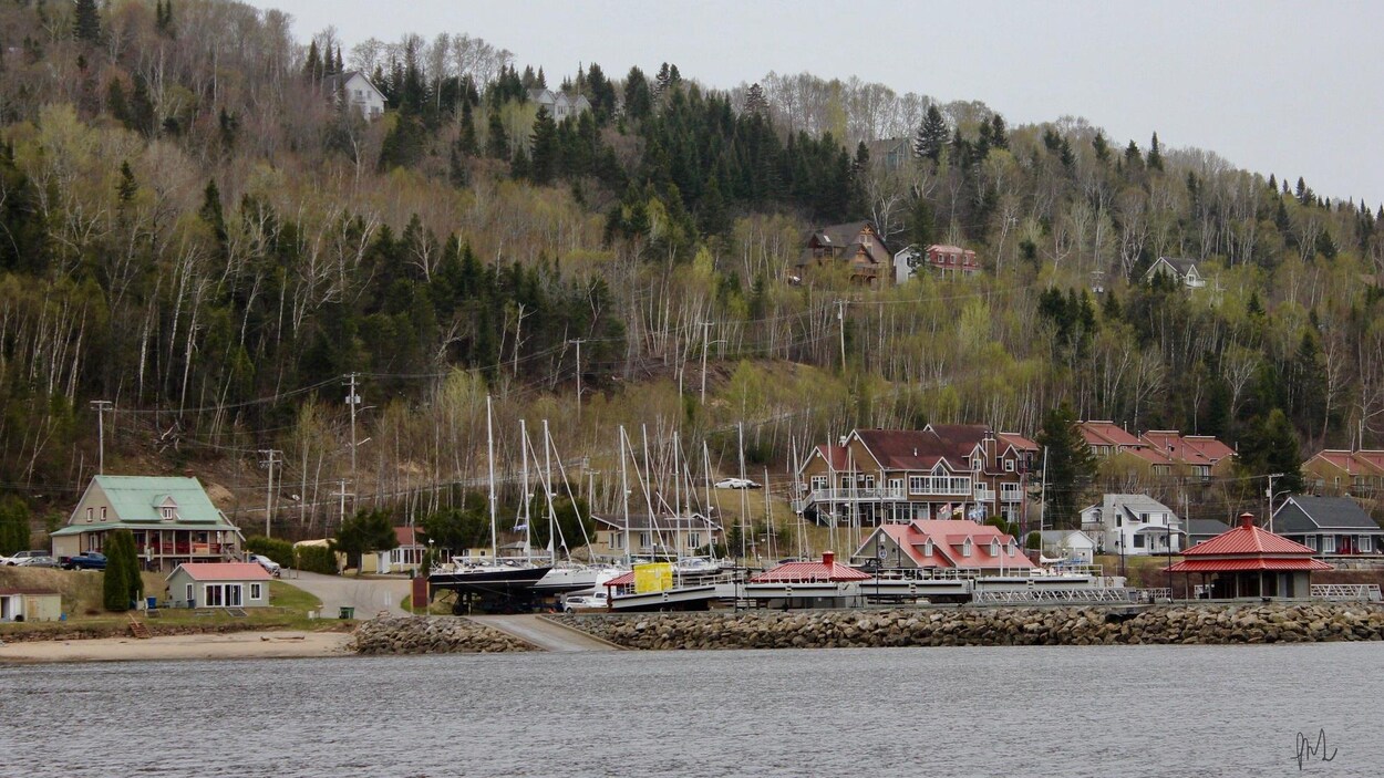 De l'eau, on voit bien que le restaurant Chez Montagner est près du quai de L'Anse-Saint-Jean.