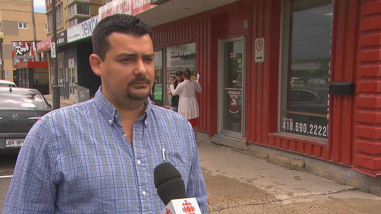 Un homme parle dans un centre-ville.