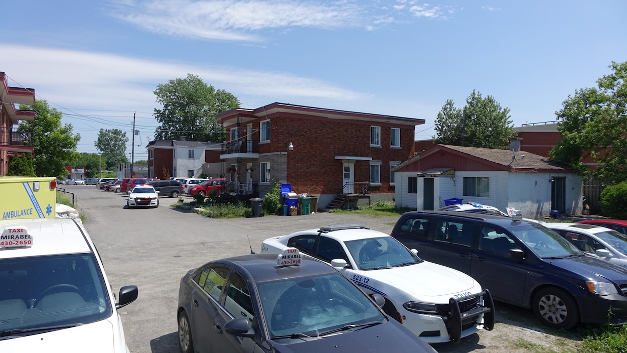 Des voitures de police sont stationnées près d'une maison à Mirabel.