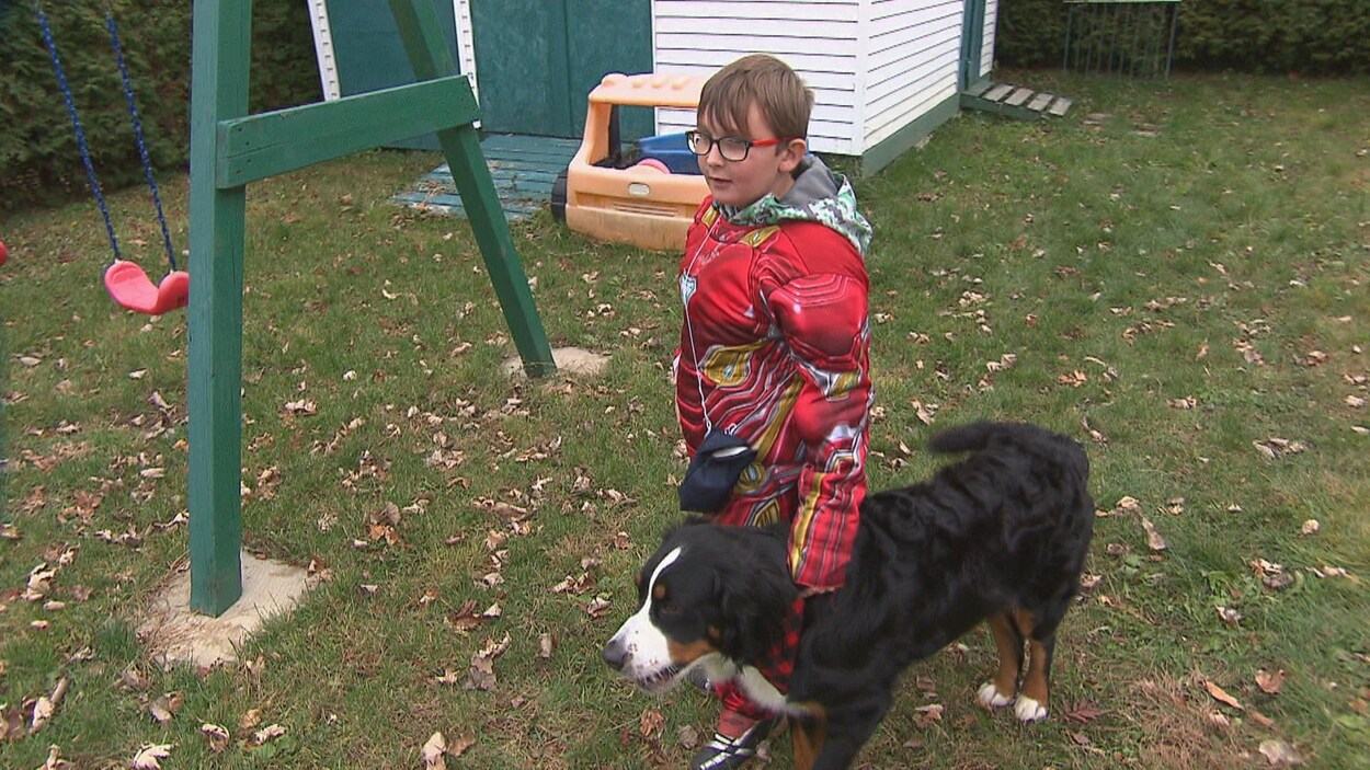 Enfant avec un chien dehors