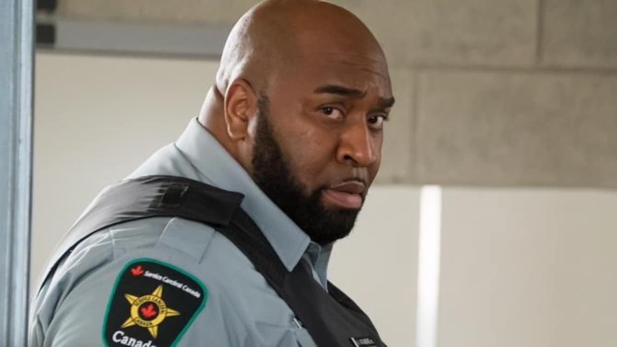 L'acteur vêtu d'un costume de gardien de prison.