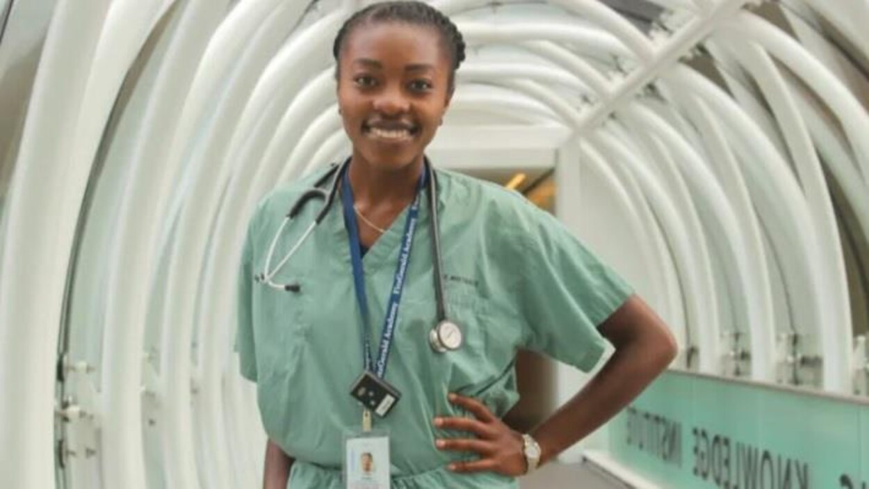 Une femme médecin pose en uniforme.