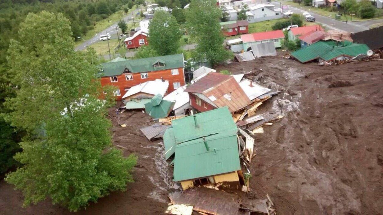 Des maisons sont englouties jusqu'au toit par une énorme coulée de boue. Des maisons sont englouties jusqu'au toit par une énorme coulée de boue.