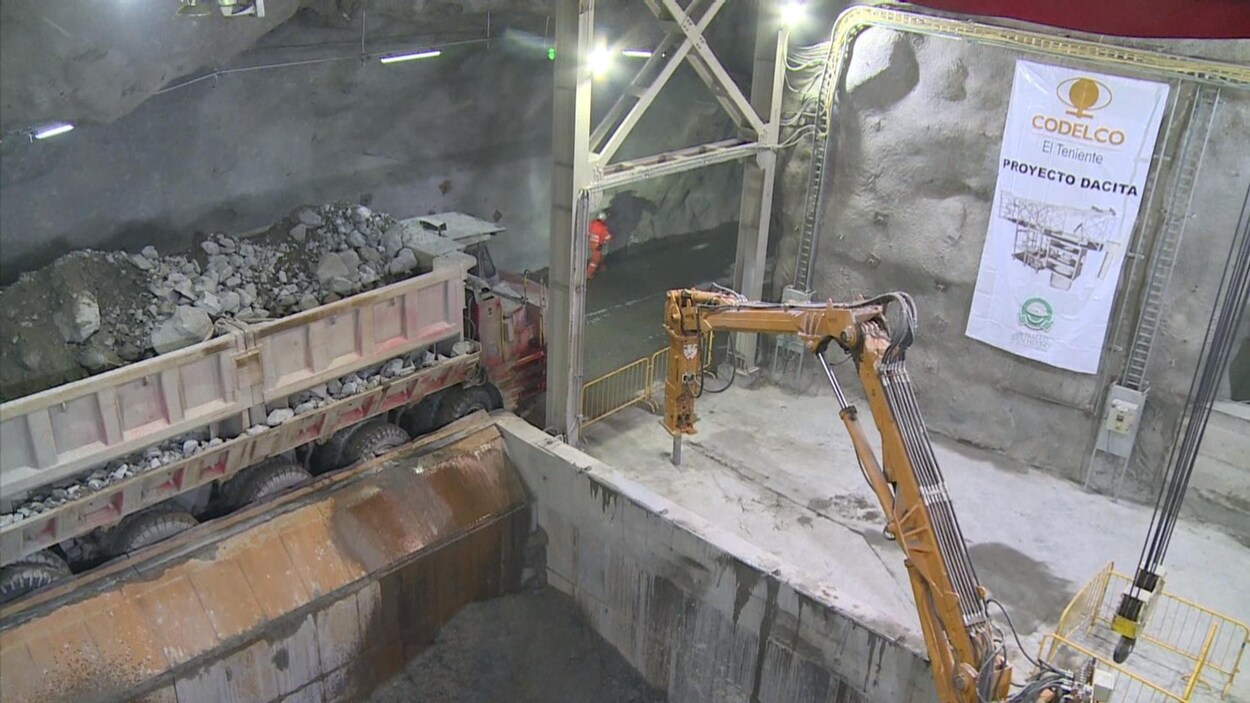 De la roche est amenée dans une usine.