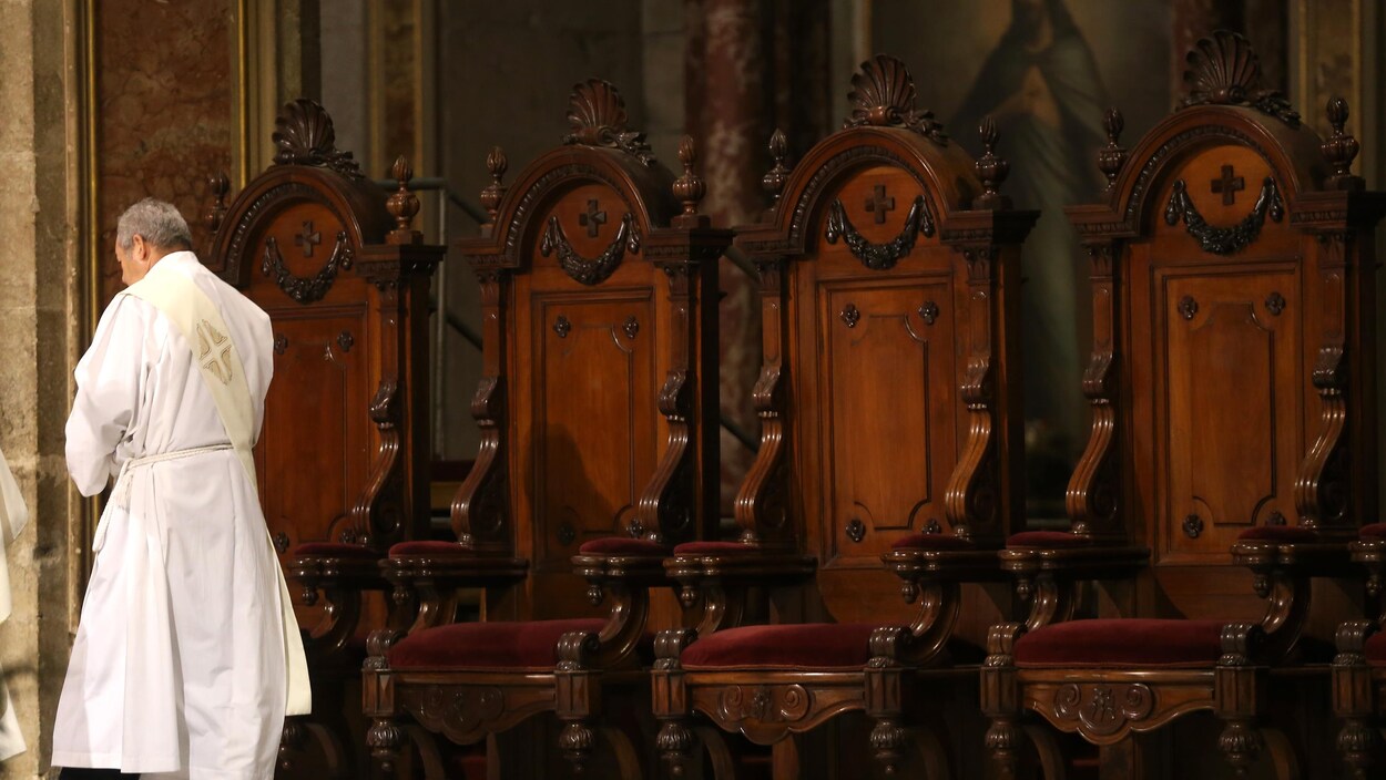 Un prêtre chilien lors d'une célébration à la cathédrale de Santiago