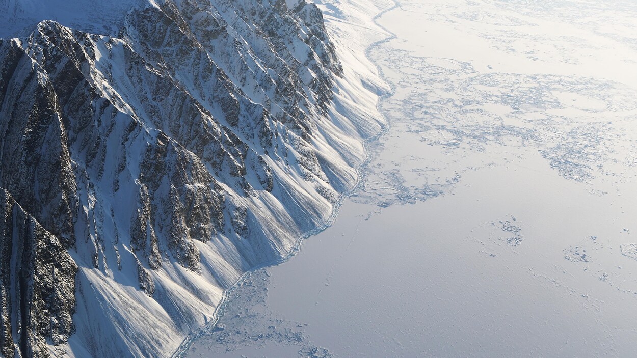 Une vue aérienne de l'île d'Ellesmere au Nunavut, le long de l'océan Arctique.