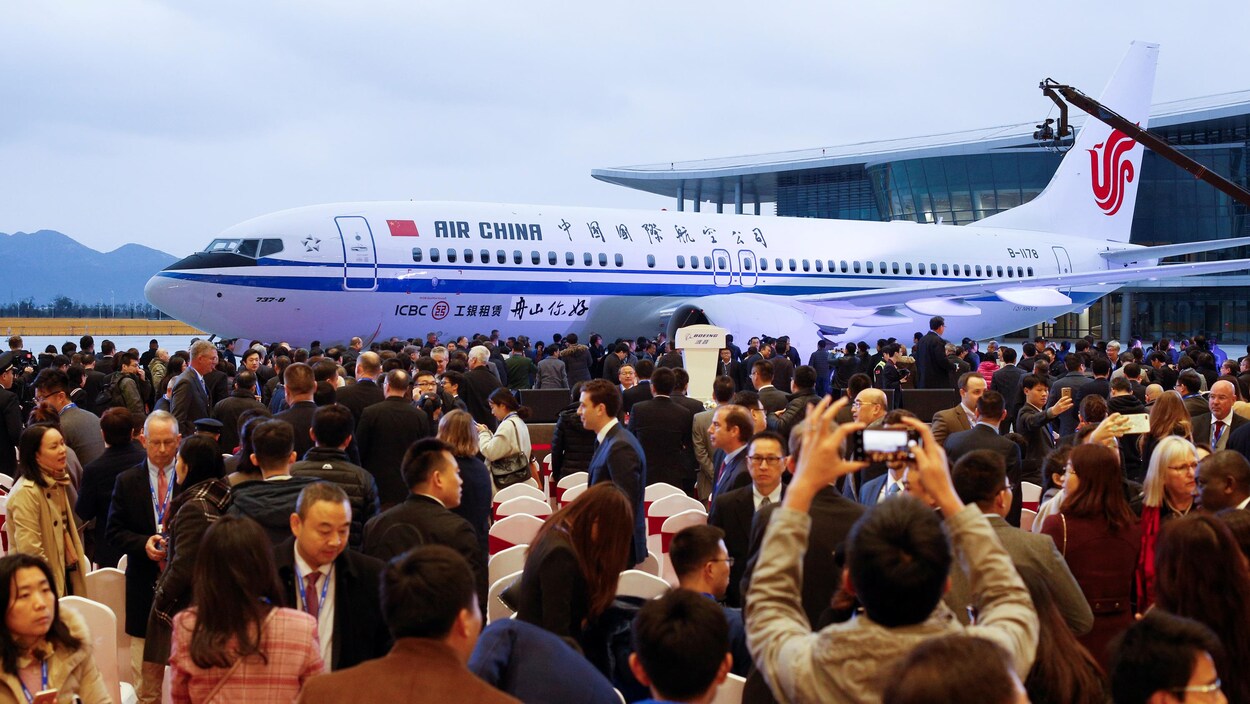 Une foule nombreuse devant le premier Boeing 737 livré à Air China à Zhoushan.