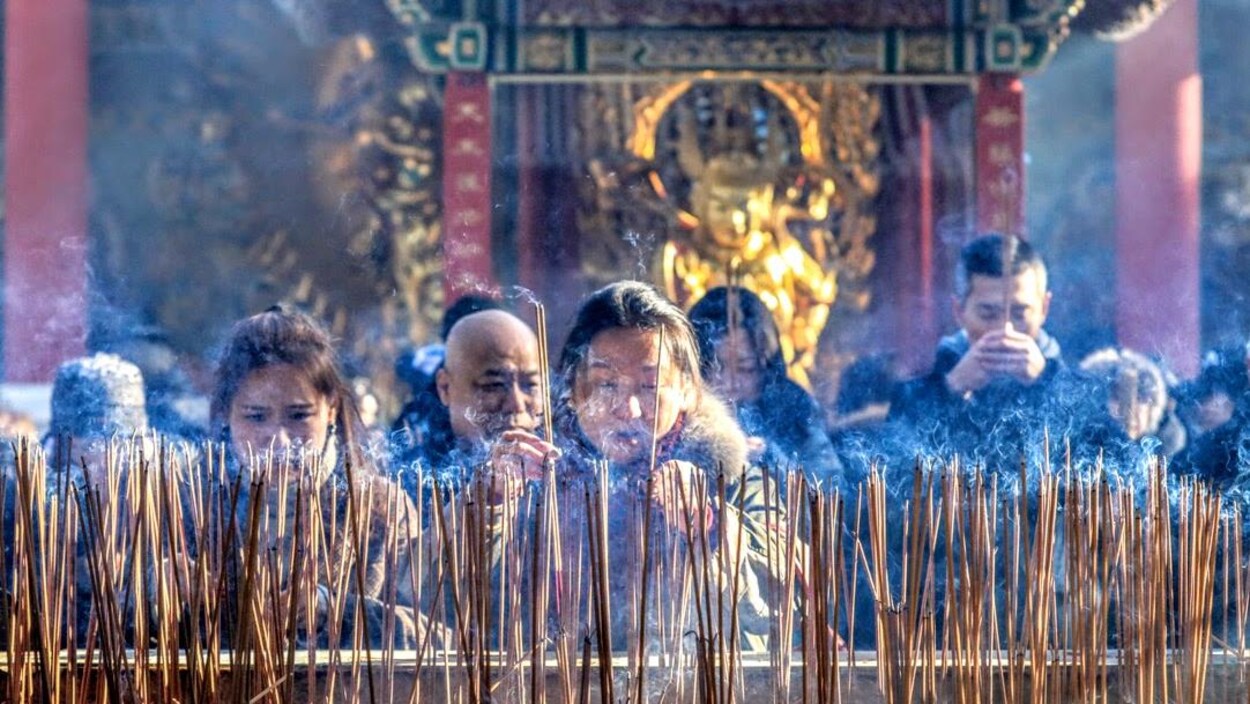 Les gens prient au temple bouddhiste de Richmond, en Colombie-Britannique.