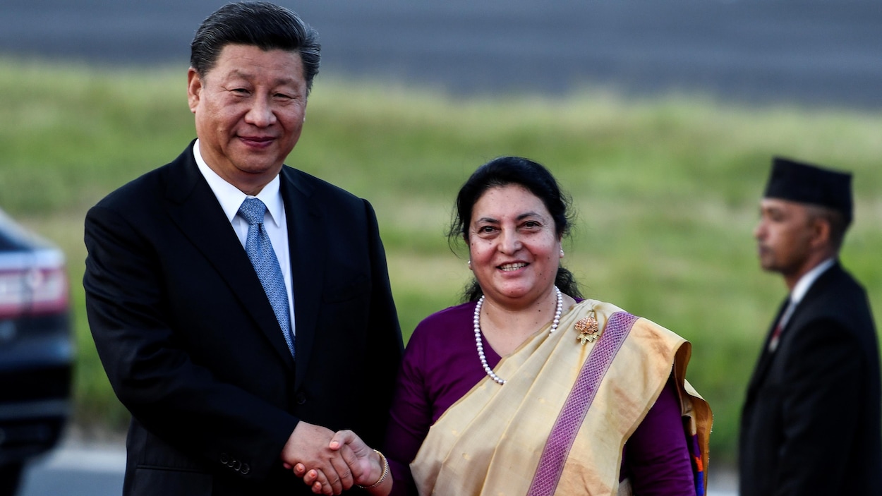 Bidhya Devi Bhandari et Xi Jinping se serrent la main.