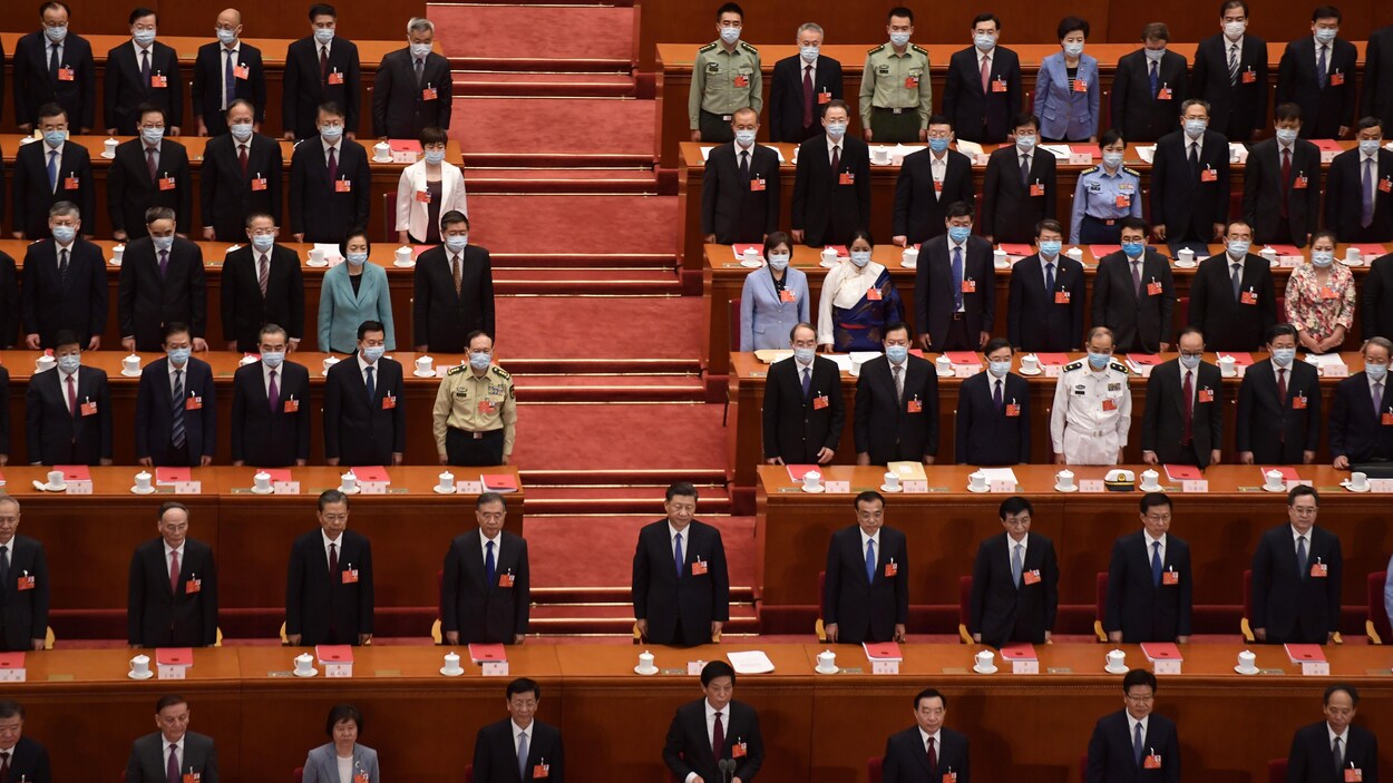Le président chinois Xi Jinping (centre) à l'Assemblée nationale populaire à Pékin.